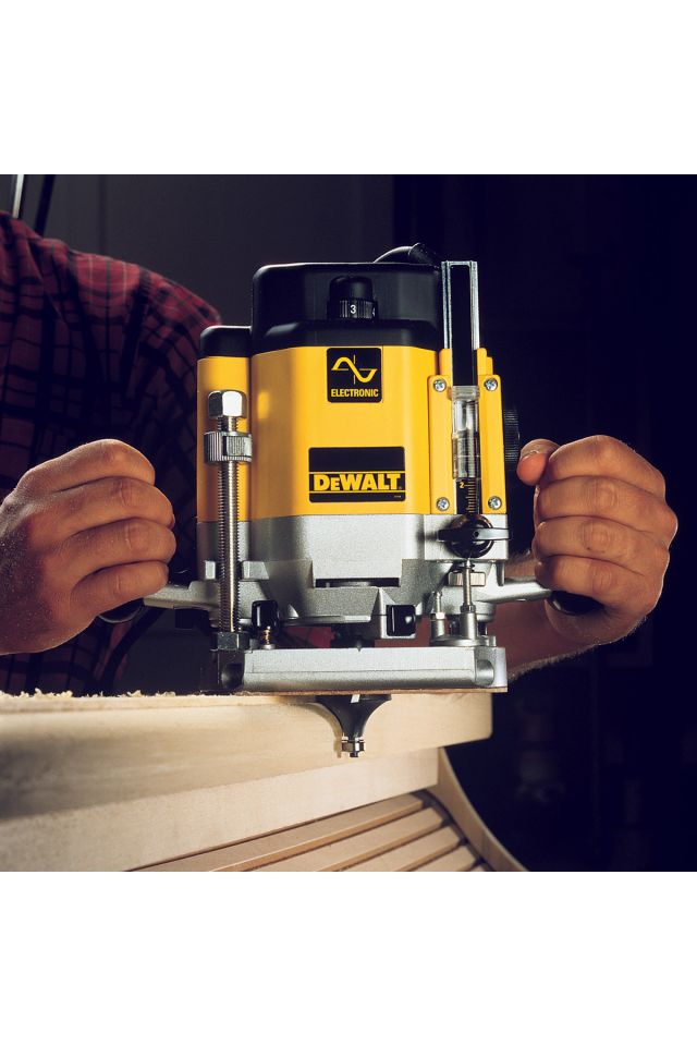 DEWALT ΒΥΘΙΖΟΜΕΝΟ ΡΟΥΤΕΡ ΜΕΤΑΒΑΛΛΟΜΕΝΗΣ ΤΑΧΥΤΗΤΑΣ 2000 Watt 1/2 (12χιλ.) DW625EK